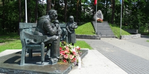 Pomnik Józefa Piłsudskiego w Sulejówku z ledwo widocznym za drzewami nowoczesnym gmachem muzeum Marszałka.