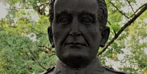 Popiersie Augusta Emila Fieldorfa z jego pomnika w parku Jordana w Krakowie.