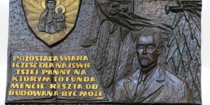 Tablica poświęcona Henrykowi Sienkiewiczowi w sali Rycerskiej w klasztorze na Jasnej Górze.