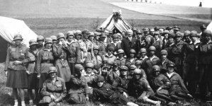 Otwarcie obozu  żeńskiego Przysposobienia Wojskowego Związku Strzeleckiego w Budzowie w 1930 r.