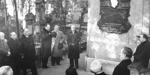 Uroczystość odsłonięcia tablicy ku czci dramatopisarza Wojciecha Bogusławskiego na Cmentarzu Powązkowskim w Warszawie w 1933 r.