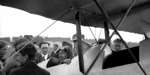 Kazimierz Piotrowski w swojej awionetce podczas pokazów lotniczych w Krakowie w czerwcu 1933 roku.