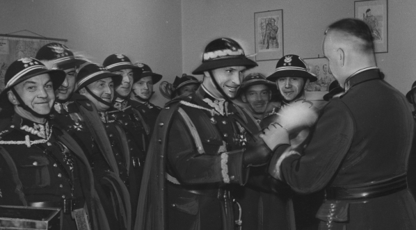  Wręczenie gen. Kazimierzowi Sosnkowskiemu srebrnych odznak pułkowych 22 Dywizji Piechoty Górskiej z peleryną i kapeluszem w kwietniu 1936 r.  