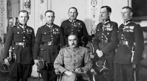  Wręczenie marszałkowi Polski Józefowi Piłsudskiemu pamiątkowej odznaki pułków I Dywizji Piechoty Legionowej 25.02.1930 r.  