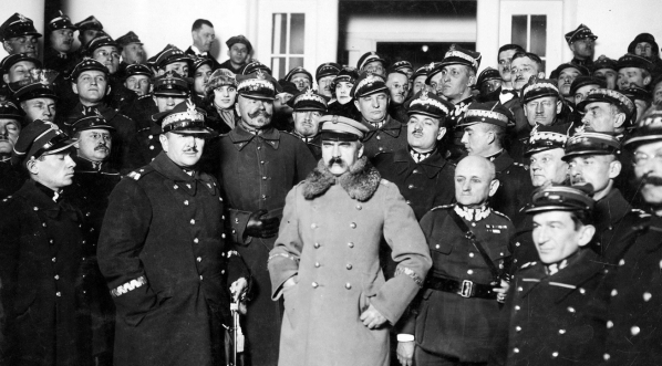  Manifestacja wyższych wojskowych na cześć marszałka Polski Józefa Piłsudskiego z okazji 7 rocznicy jego powrotu z Magdeburga, Sulejówek, 15.11.1925 r.  