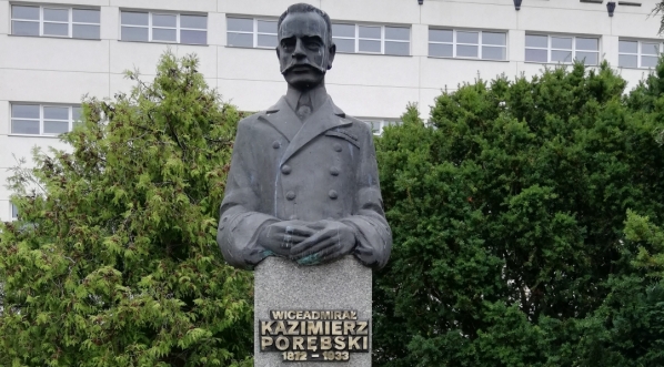  Pomnik wiceadmirała Kazimierza Porębskiego na dziedzińcu Uniwersytetu Morskiego w Gdyni.  