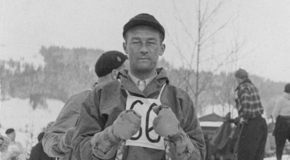  Pułkownik Józef Jaklicz, dowódca 12 pułku piechoty w Wadowicach na nartach.  