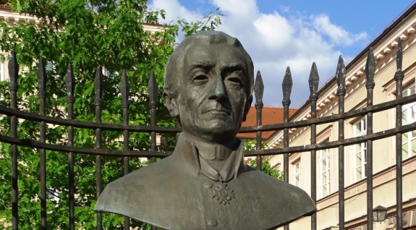  Pomnik ks. Jakuba Falkowskiego przed założonym przez niego w Warszawie Instytutem  Głuchoniemych.  