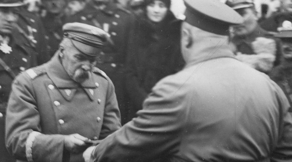  Uroczytsość przekazania marszałkowi Józefowi Piłsudskiemu 1 mln zł na walkę ze szpiegostwem w Warszawie 11.11.1929 r.  