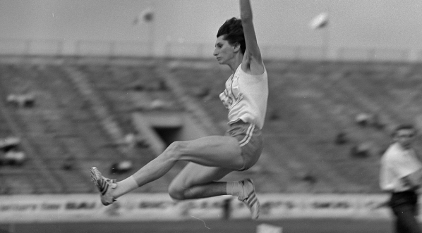  Konkurs skoku w dal na Mistrzostwach Polski w Lekkoatletyce na stadionie Skry w Warszawie w czerwcu 1971 r.  