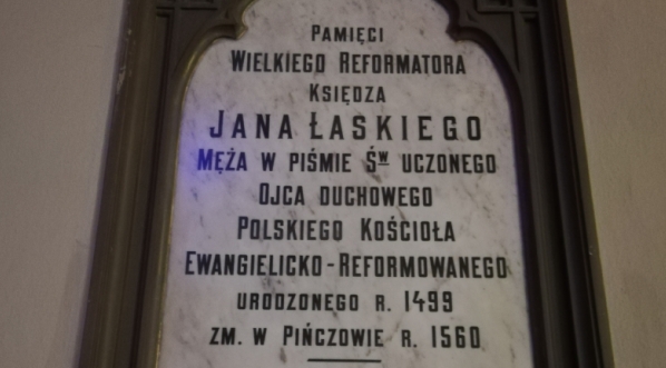  Tablica ku czci Jana Łaskiego w kościele ewangelicko-reformowanym w Warszawie.  