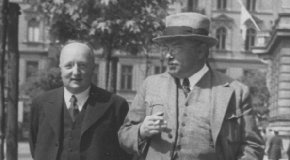  Artysta malarz Jerzy Rupniewski (z lewej) w towarzystwie wojewody pomorskiego Stefana Kirtiklisa w maju 1936 r.  