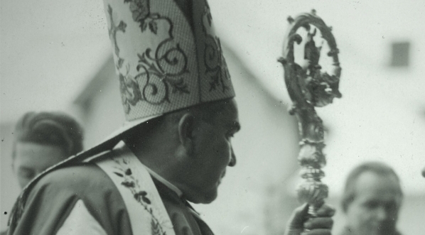  Biskup pomocniczy krakowski Stanisław Rospond z pastorałem w ręku podczas uroczystości poświęcenia Domu Kolejowego dla dzieci w Rabce w styczniu 1934 r.  
