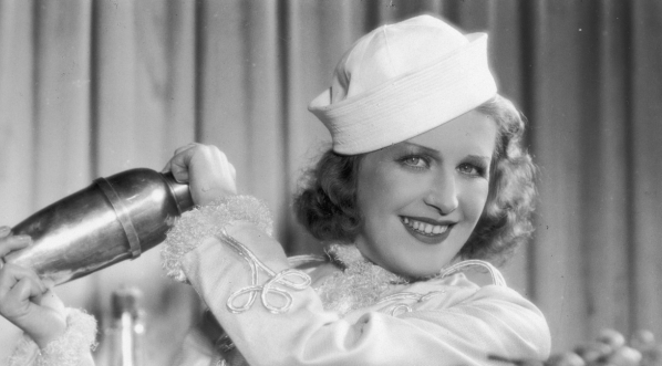  Tola Mankiewiczówna jako Dyrygentka w filmie "Parada rezerwistów" z 1934 r.  