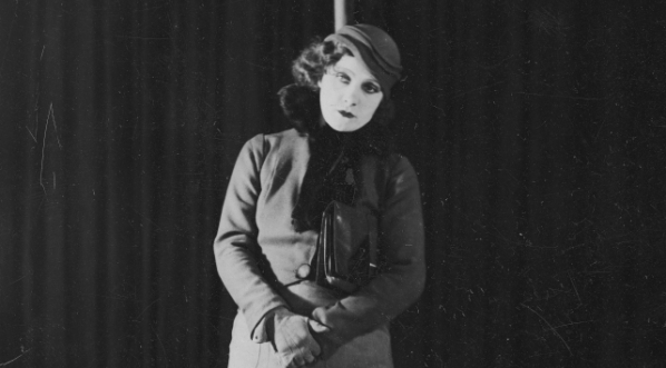  Stanisława Nowicka w rewii "Dodatek nadzwyczajny" w Teatrze "Morskie Oko" w Warszawie w 1933 r.  