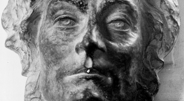  Rzeźba z brązu autorstwa artysty rzeźbiarza Stanisława Lewandowskiego przedstawiająca głowę Adama Mickiewicza.  