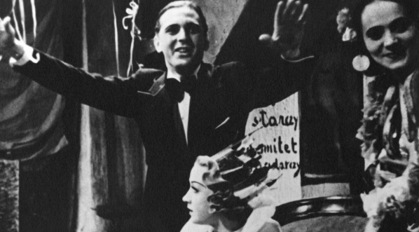  Aleksander Żabczyński i Loda Niemirzanka (siedzi), w filmie "Ada, to nie wypada!" z roku 1936.  