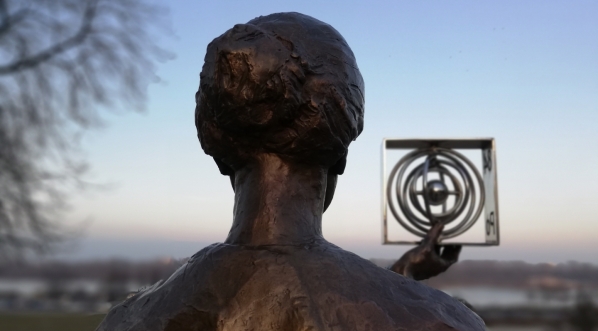  Pomnik Marii Skłodowskiej-Curie na warszawskim Nowym Mieście.  