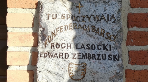  Inskrypcja sepulkralna ku czci konfederatów barskich - Rocha Lasockiego i Edwarda Zembrzuskiego w ścianie kościoła obronnego w Brochowie.  