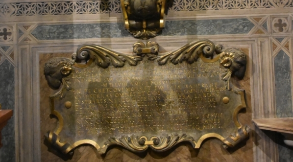  Epitafium Erazma Kretkowskiego w Padwie, pod popiersiem widoczny tekst łacińskiego epitafium pióra Jana Kochanowskiego.  