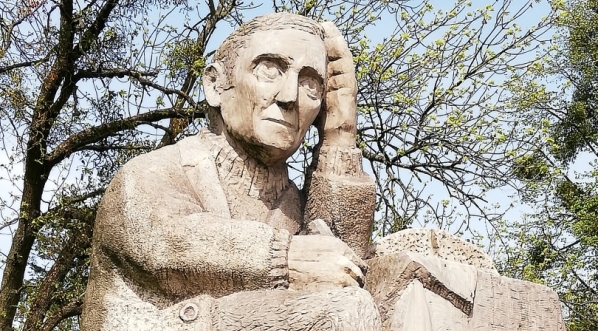  Pomnik Jana Pocka w Markuszowie.  