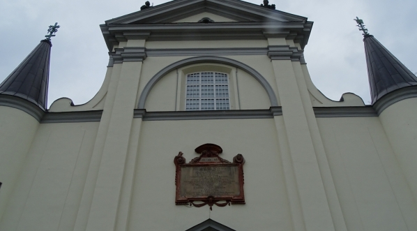  Fasada kościoła Wniebowzięcia Najświętszej Marii Panny w Węgrowie z tablicą fundacyjną.  