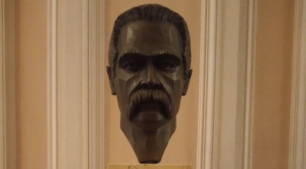  Józef Piłsudski - rzeźba (glowa) w budynku PAU w Krakowie.  