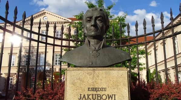  Pomnik ks. Jakuba Falkowskiego przed założonym przez niego w Warszawie Instytutem  Głuchoniemych.  
