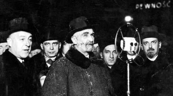  Manifestacja mieszkańców Warszawy w związku z uchwaleniem przez Sejm projektu nowej konstytucji 27.01.1934 r.  