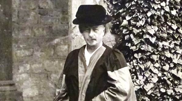  Paderewski na dziedzińcu college`u w Oxfordzie podczas uroczystości wręczania tytułu honoris causa w zakresie prawa, nadanego mu w maju 1919 r.  