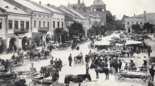  Rynek w Drohobyczu, przy którym znajdował się dom i sklep rodziny Schulzów.  