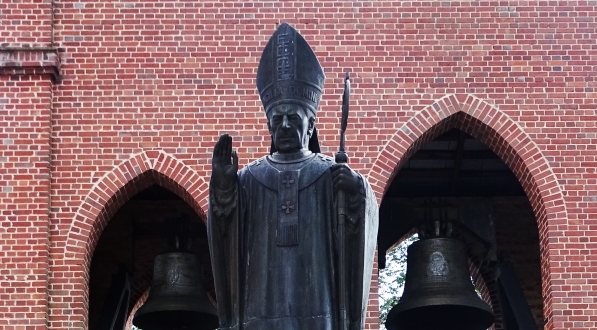  Pomnik prymasa Stefana Wyszyńskiego przy kościele parafii pw. Przemienienia Pańskiego w Zuzeli.  