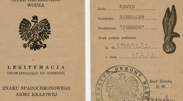  Legitymacja znaku spadochronowego Armii Krajowej wystawiona przez Sztab Naczelnego Wodza dla por. Edwina Schellera.  