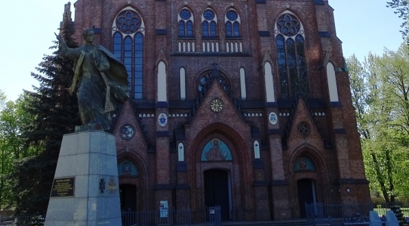 Pomnik księdza Ignacego Skorupki na placu Weteranów 1863 roku przed katedrą św. Floriana na Starej Pradze w Warszawie.  