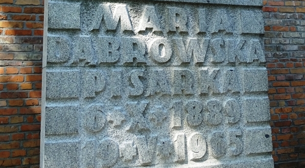  Nagrobek Marii Dąbrowskiej w Alei Zasłużonych na cmentarzu Powązkowskim w Warszawie.  