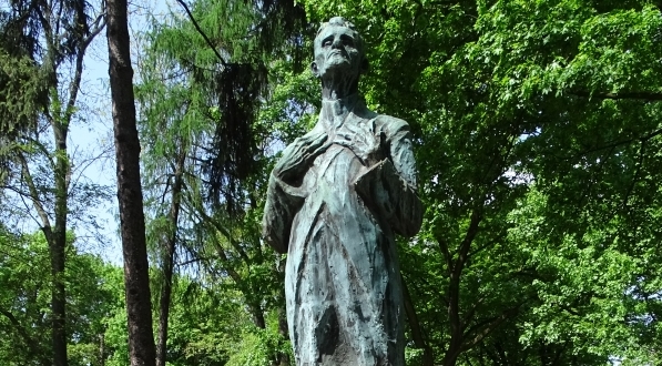  Pomnik Ignacego Daszyńskiego na cmentarzu Rakowickim w Krakowie.  