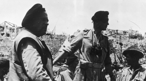  Wizytacja oddziałów 2 Korpusu Polskiego po bitwie o Piedimonte w maju 1944 r.  