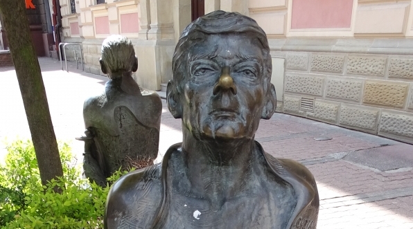  Figura Zbigniewa Herberta z "Ławki poetów" w Tarnowie.  