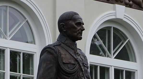  Pomnik gen. Tadeusza Kutrzeby w Akademii Sztuki Wojennej w Rembertowie.  