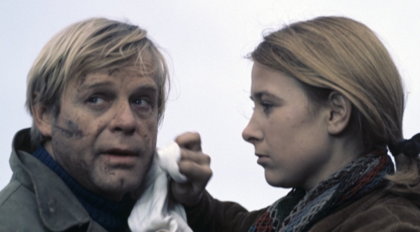  Scena z filmu Tadeusza Kijańskiego "Przepłyniesz rzekę" z 1976 r.  