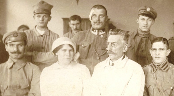  Maksymilian Leon Cercha z żoną wśród żołnierzy.  