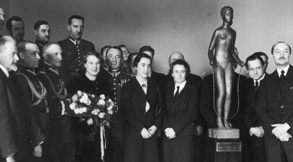  Wręczenie lekkoatletce Jadwidze Wajs Wielkiej Honorowej Nagrody Sportowej w Państwowym Urzędzie Wychowania Fizycznego w Warszawie w marcu 1937 r.  