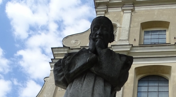  Pomnik św. Rafała Kalinowskiego odsłonięty w 1989 roku przed kościołem klasztoru karmelitów bosych na Wzgórzu św. Wojciecha w Poznaniu.  