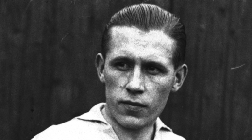  Władysław Szczepaniak, piłkarz klubu sportowego Polonia Warszawa.  