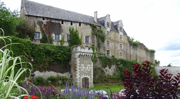  Średniowieczny zamek w Montrésor, kupiony i wyremontowany przez Ksawerego Branickiego.  