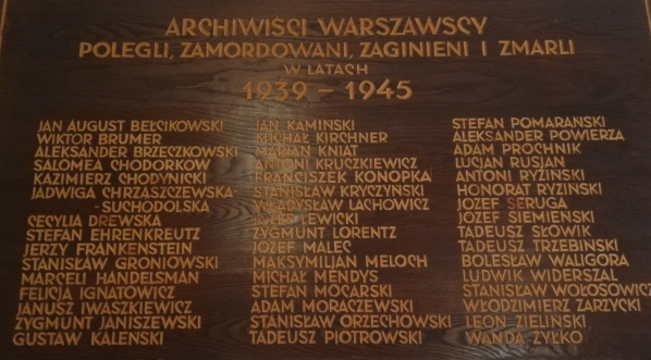  Tablica ku czci archiwistów warszawskich poległych, zamordowanych, zaginionych i zmarłych w latach 1939-1945.  
