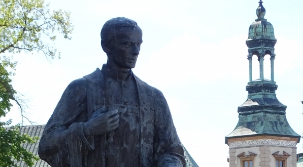  Pomnik ks. Jerzego Popiełuszki na Placu Najświętszej Maryi Panny w Kielcach.  
