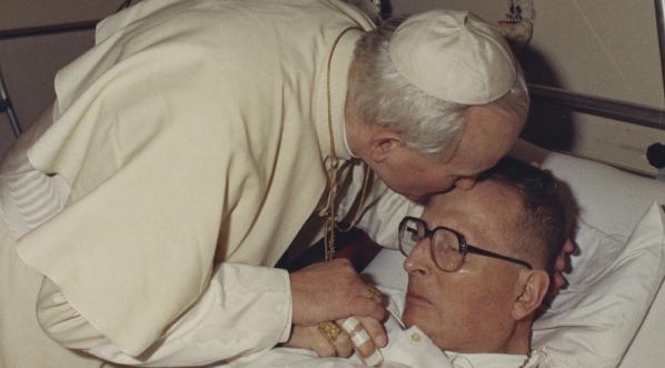  Papież Jan Paweł II w klinice Gemelli w Rzymie u kardynała Andrzeja Marii Deskura.  