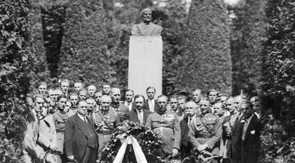  Uroczystość złożenia wieńca pod pomnikiem Henryka Jordana z okazji dziesięciolecia Polskiego Związku Piłki Nożnej w Krakowie w czerwcu 1930 r.  