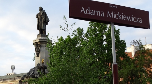  Pomnik Adama Mickiewicza na skwerze  jego imienia w Warszawie.  